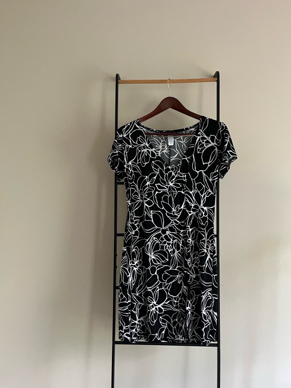 Volume One Monochrome Floral Printed Ruched Short Sleeve Dress Medium